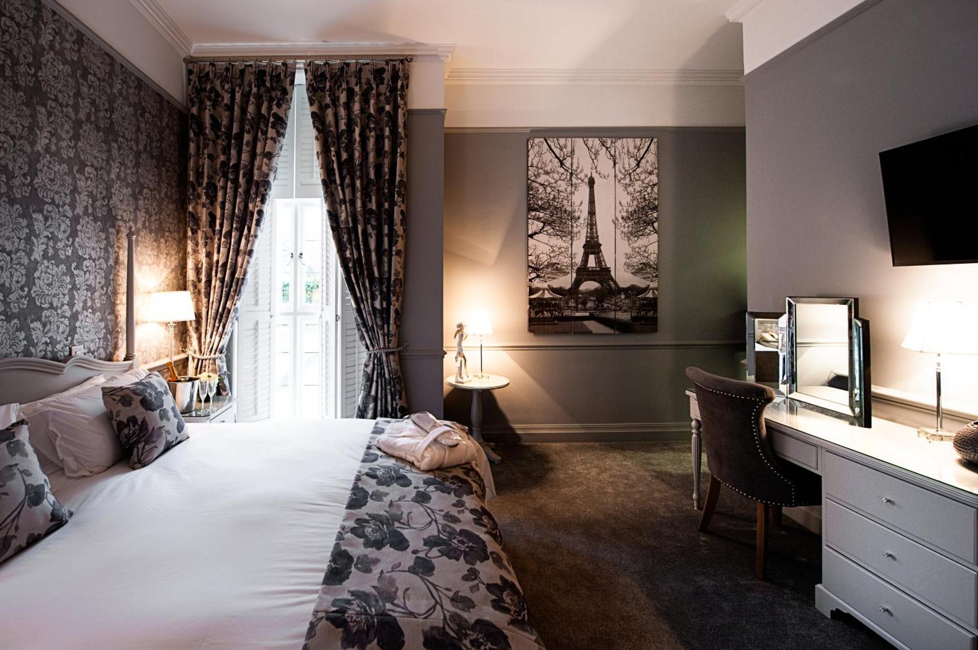 Отель Greenwoods & 4*